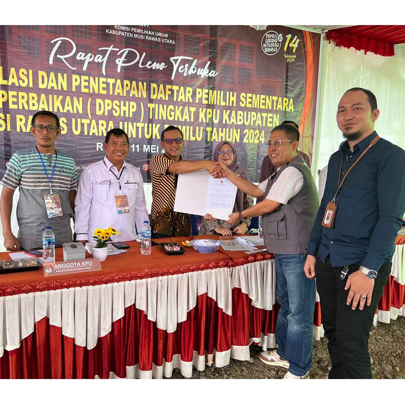 Didampingi oleh Staff Bawaslu Sumsel, Koordinator Sekretariat Bawaslu Muratara Menghadiri Rapat Pleno Terbuka DPSHP di KPU Muratara