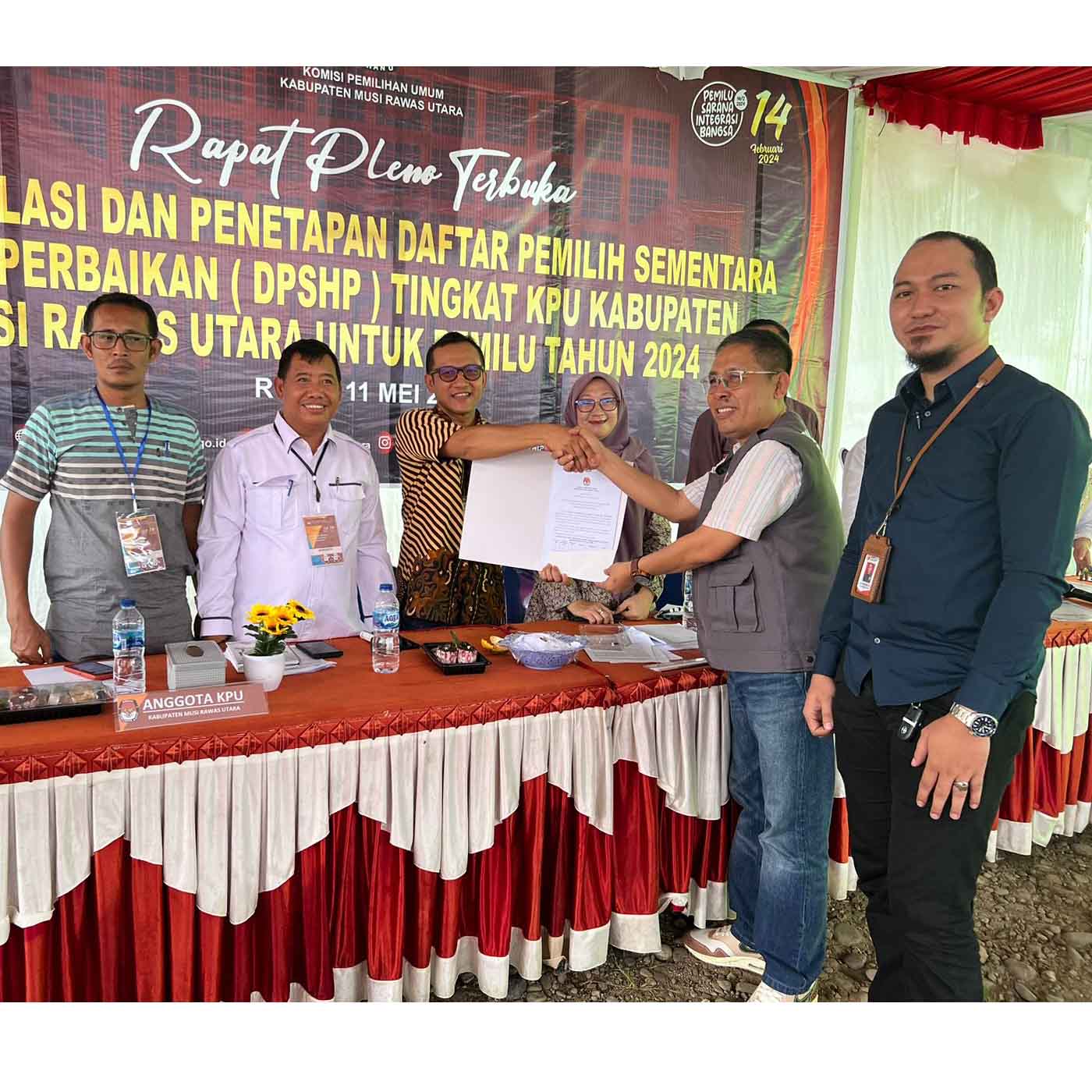 taff BawaDidampingi Sslu Sumsel, Koordinator Sekretariat Bawaslu Muratara Menghadiri Rapat Pleno Terbuka DPSHP di KPU Muratara