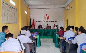 Rapat Koordinasi Perdana dengan Panwascam, Pimpinan Bawaslu Muratara Ajak Panwascam Bahu Menbahu sukseskan Pilkada 2024