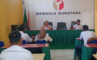 Rapat Jajaran Internal Bawaslu Muratara, Herman Suandi : Utamakan Kerja Profesional 